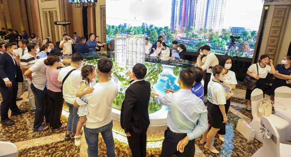 Cả doanh nghiệp và người mua đều tận dụng sức nóng của thị trường ở giai đoạn cuối năm để tăng tốc.